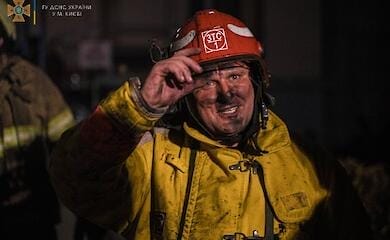Опубликованы фото тушения пожара СТО в Киеве