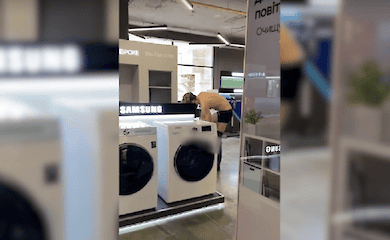 Хлопець роздягся в одеському магазині побутової техніки