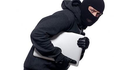 В Одесі злодій побив та пограбував дівчину