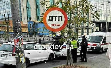 В Киеве авто влетело в полицейскую машину: есть пострадавшие