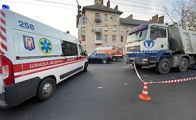 Перебегала дорогу на красный свет: в Киеве женщину переехало авто