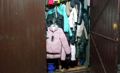Схватил женскую куртку и начал убегать: в Киеве на рынке задержали вора