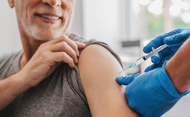 Поход в бордель или прибавка к пенсии: как в мире поощряют вакцинацию от Covid-19