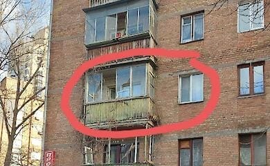 В Киеве неадекватный мужчина бросался стеклом в детей