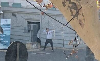 Мужчина пытался обстрелять из лука здание горсовета Кишинева