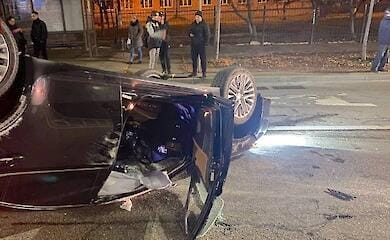 В Киеве Lexus сбил полицейского и опрокинулся (видео, фото)