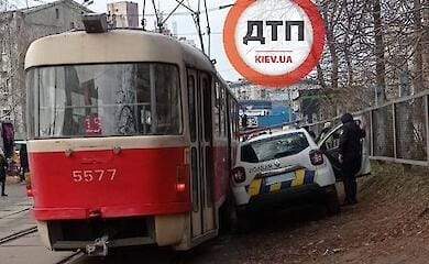 В Киеве ДТП: не разминулись трамвай и полицейское авто