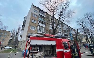 Пожежа та вибух у столичному будинку: людей евакуювали рятувальники