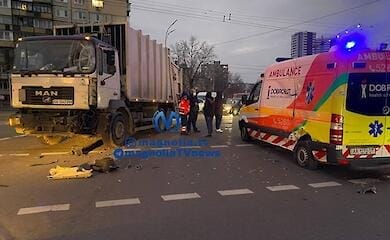 У Києві сміттєвоз протаранив "швидку", є постраждалий (фото)