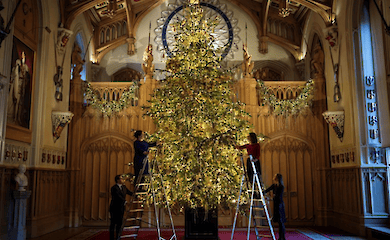 В замке королевы Елизаветы II уже нарядили праздничную елку