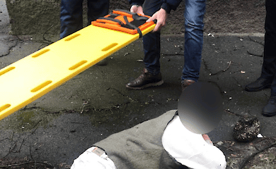 В Днепре мужчину выбросили из окна заброшенного здания