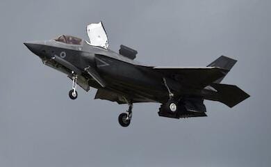 Британский самолет F-35 упал с авианосца: опубликовано видео