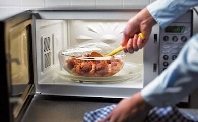 Доктор Комаровский назвал продукты, которые нельзя греть в микроволновке