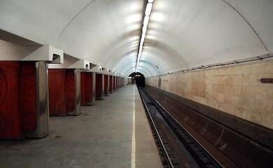 В Киеве в метро человек упал на рельсы: движение остановлено