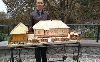 Киевлянин "построил" украинский домик из спичек