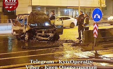 В Киеве водителя в ДТП выбросило из авто до начала пожара (видео)