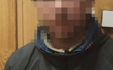 В Киеве мужчина с ножницами набросился на прохожего: пострадавший в больнице