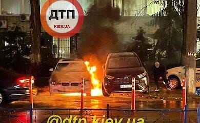 В Киеве на Печерске подожгли авто: есть подозреваемый