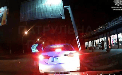 В Одессе пьяный водитель, зажав в машине руку патрульного, тянул его по дороге