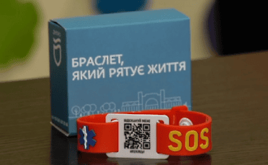 У Дніпрі хворим людям видають медбраслети з QR-кодом