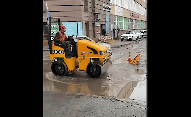 У Херсоні під час дощу асфальт укладали у калюжі