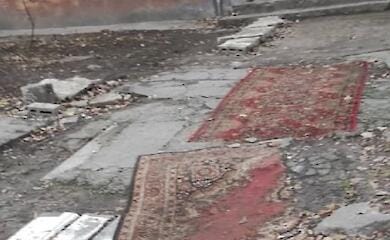 В Днепре ямы в асфальте заложили коврами