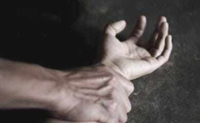 Суд вынес приговор мужчине, который годами развращал дочь и облил ее кислотой