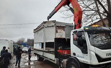 В Киеве с оружием напали на коммунальщиков при демонтаже МАФа (видео)