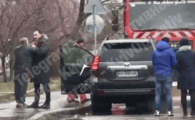 В Киеве курьезное ДТП: пока водитель дрался, авто въехало в мусоровоз (видео)