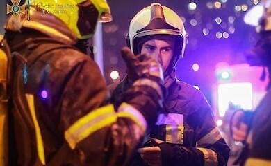 Прыгнул из окна и упал на козырек: в Киеве спасли мужчину