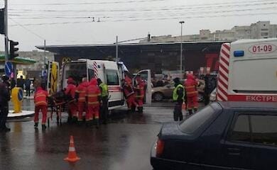 В Луцке авто въехало в толпу пешеходов