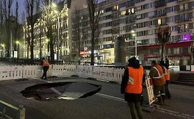 В Киеве произошел сбой транспорта из-за дыры в асфальте 