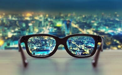 Врачи развеяли 5 популярных мифов о том, что может повредить зрение