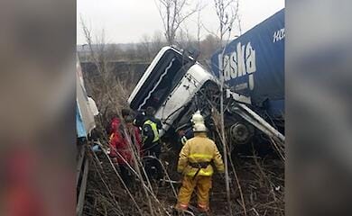 На Дніпропетровщині дві фури вилетіли у кювет