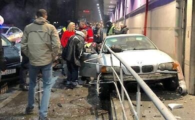 У Києві водій BMW пошкодив два авто та врізався у ТРЦ (фото)