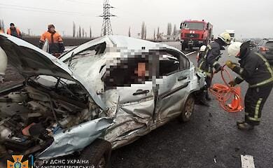 На Днепропетровщине произошло ДТП с легковушкой и грузовиком, трое пострадавших