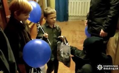 В Чернигове правоохранители сделали ребенку подарок и попросили хорошо учиться