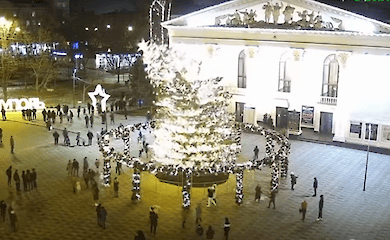 У Маріуполі впала новорічна ялинка