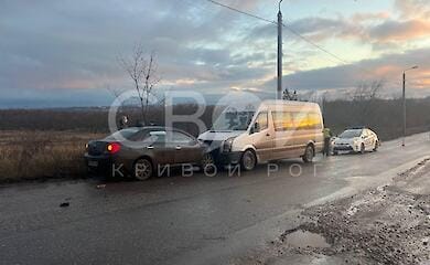 У Кривому Розі авто без водія врізалося у маршрутку, двоє постраждалих