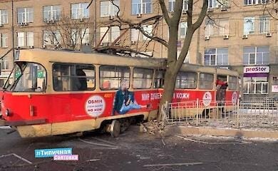 В Харькове трамвай врезался в дерево, есть пострадавшие (видео)