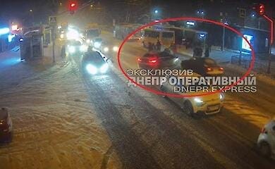 В Днепре автомобиль сбил людей на пешеходном переходе (видео)