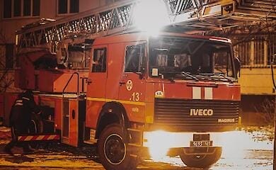 В Киеве на Троещине горел дом: пожарные спасли ребенка