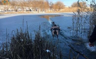 В Кропивницком врач спас школьницу, которая провалилась под лед