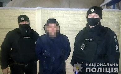 У Запоріжжі відпочивальник на ковзанці загрожував пістолетом
