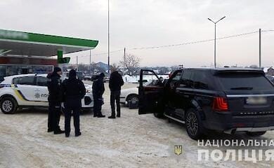 На Чернівецькій області п'яний з авто обстріляв зупинку