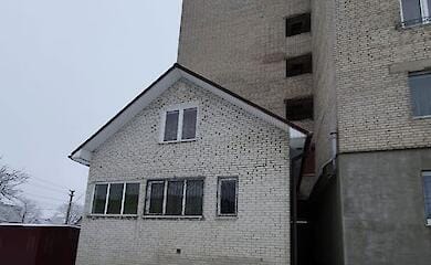 У Волинській області приватний будинок прибудували до багатоповерхівки