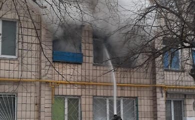 В Киеве на Оболони горел дом: пожарные спасли женщину и ее собаку