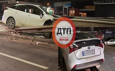 Автомобиль врезался в отбойник и залетел в подземный переход: в Киеве ДТП с пострадавшими