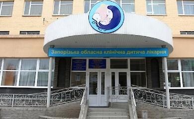 В Запорожье родственники умершего ребенка избили персонал больницы
