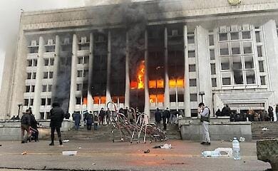 В Алматы продолжается активная зачистка улиц силовиками